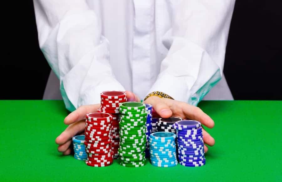Chi tiết luật chung và quy định cược cho mỗi bàn trong Poker - Hình 2