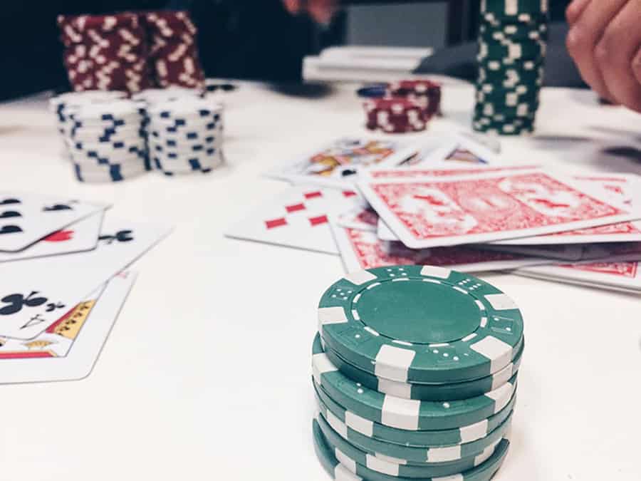 Tìm hiểu về lợi thế vị trí trong bài Poker giúp ích như thế nào