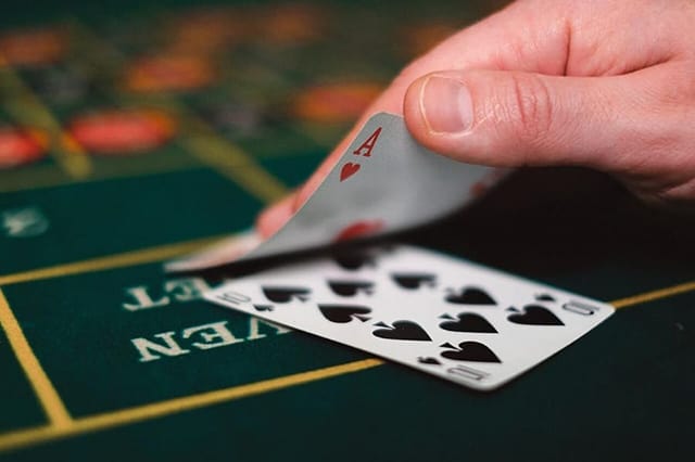 Lời khuyên về cách đánh bại nhà cái giúp tay chơi Blackjack dễ kiếm tiền hơn